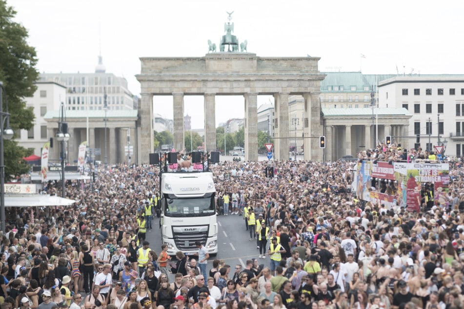 Zehntausende feiern wieder am Brandenburger Tor.