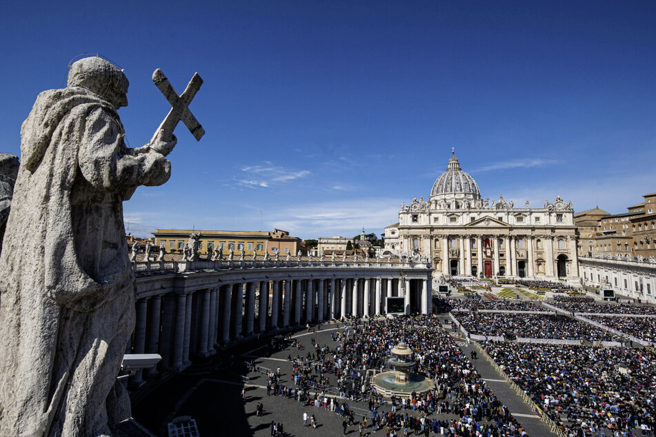 Papstaudienz auf dem Petersplatz in Rom. Im Gegensatz dazu nehmen an einer Privataudienz nur wenige Personen teil.