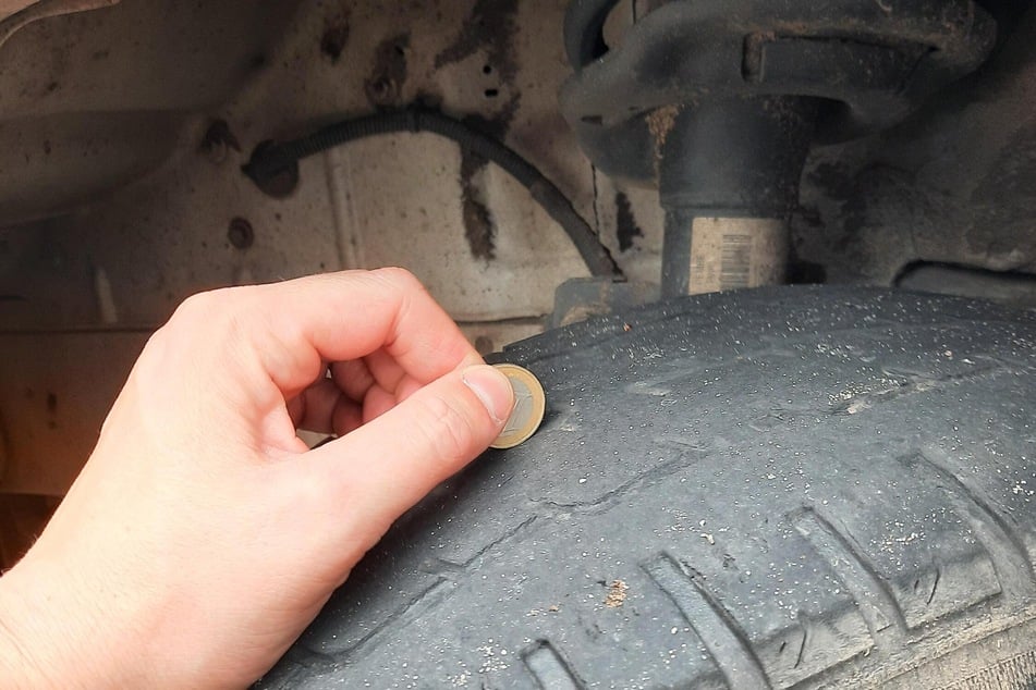 Selbst ohne den "Münzentrick" erkennen auch ungeübte Autofahrer, dass die Reifen extrem abgenutzt sind.