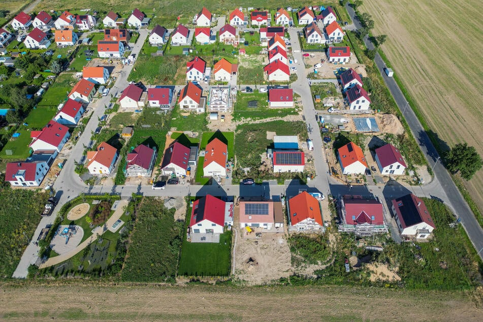 Leipzig und Dresden gelten in Sachsen als die teuersten Städte, auch mit Blick auf das Wohnen. Eine Auswertung aus Leipzig zeigt, dass die Immobilienpreise im Vorjahr gestiegen sind. (Symbolbild)