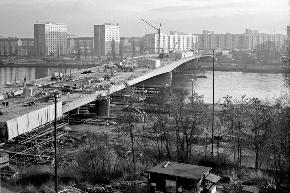 1971 wurde die neue Carolabrücke eröffnet, damals unter dem Namen "Dr.-Rudolf-Friedrichs-Brücke". Die Rückbenennung erfolgte 1991.