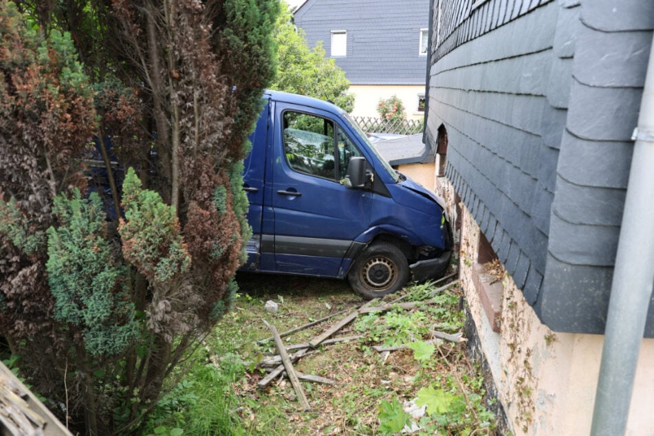 Der Transporter krachte letztendlich gegen eine Hauswand.