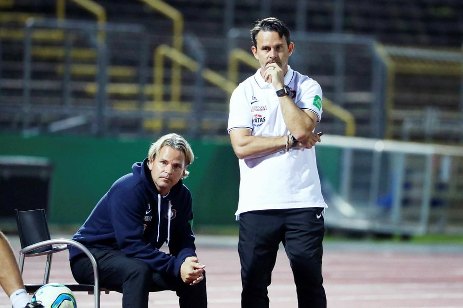 Aue-Coach Dirk Schuster (r.) konnte mit der Leistung seiner Mannschaft nicht zufrieden sein.