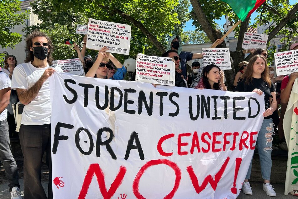 Pro-palästinensische Demonstranten fordern auf dem Campus der Technischen Universität Berlin einen Waffenstillstand in Gaza.