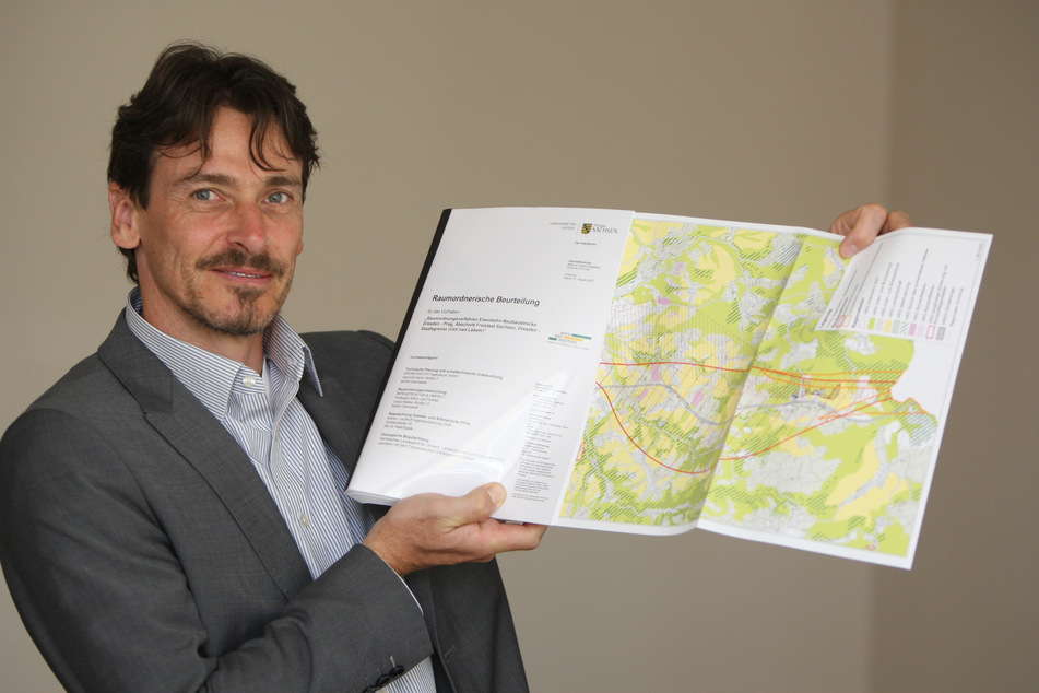 Planungsingenieur Kay Müller mit dem Streckenkorridor, in der die Verbindung einmal ab Heidenau liegen könnte.