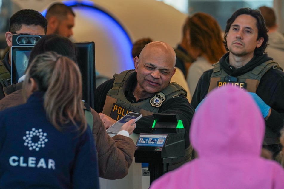 US Immigration and Customs Enforcement has reportedly arrested at least 800 people after receiving tip-offs from airport security officials.