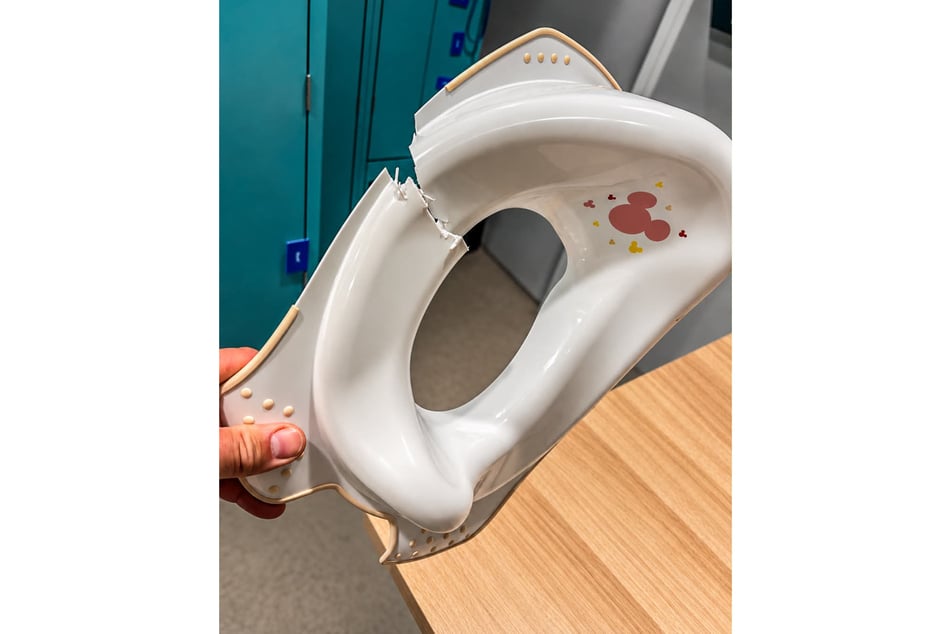 Die Einsatzkräfte durchtrennten den Kinder-Toilettensitz, um den Jungen zu befreien.
