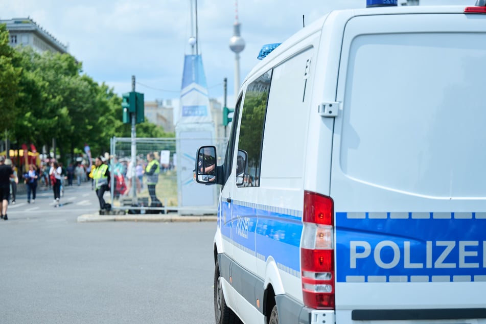 Die Polizei stellte ein Einschussloch in der Tür fest. (Symbolfoto)