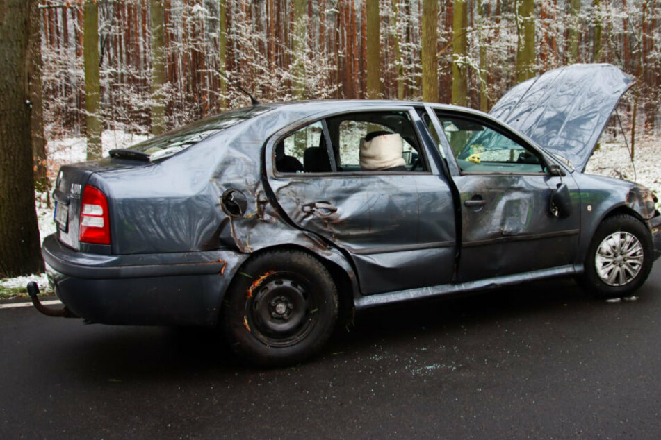 Blitz-Schnee sorgt für Glätte-Unfall: Auto schleudert gegen Baum, auch Kinder verletzt