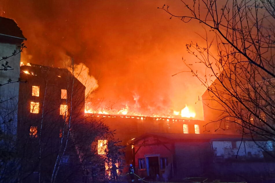 Die Feuerwehr kämpfte in der Börde gegen einen Fabrikbrand.