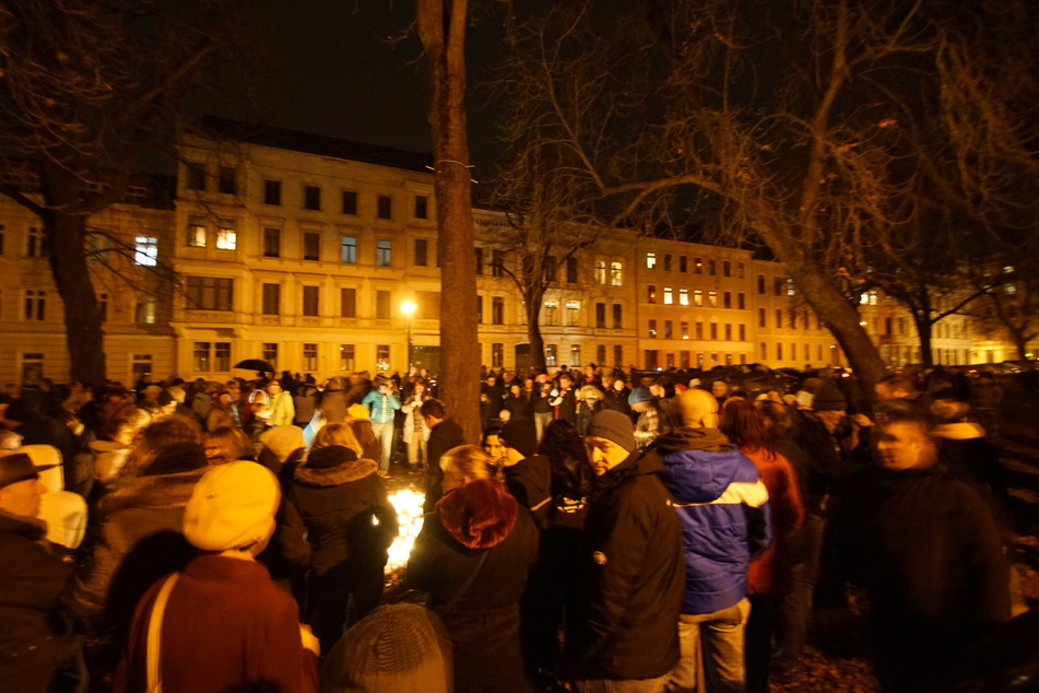 Menschenansammlung auf dem Elisabethplatz in Görlitz am Sonntagabend.