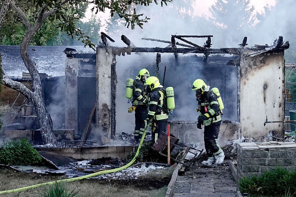 Chemnitz: Feuerwehreinsatz in Chemnitz: Laube fackelt komplett ab