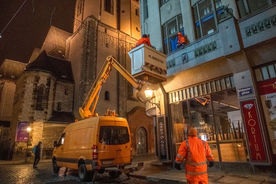 Die Herren Schlaich (Hubwagen), Rittmann (Boden) und Pörschmann vom Leipziger Mobilitäts- und Tiefbauamt bei der Arbeit. Seit Anfang November bereiten sie die Innenstadt auf die Weihnachtszeit vor.