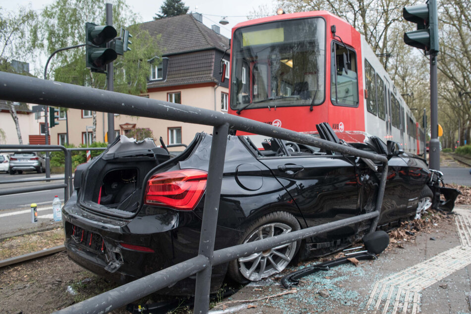 Das Auto wurde bei der Kollision gegen ein Geländer gedrückt.