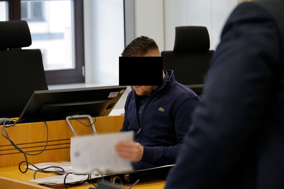 Paul B. (27) beim Lesen seiner Akte.