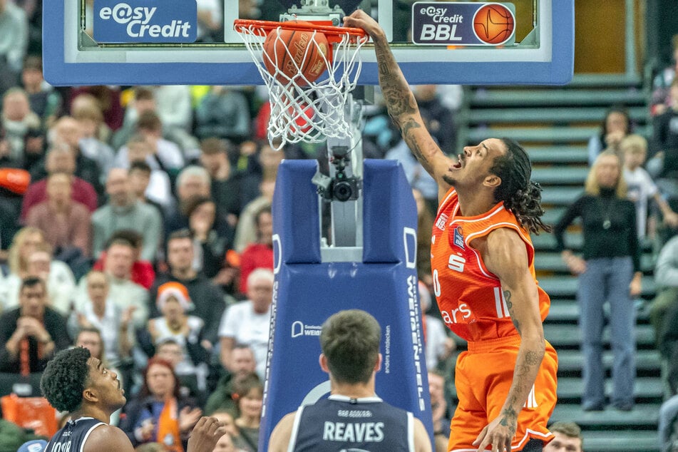 Kevin Yebo (29) dunkt beim 94:90-Sieg der Niners im Hinspiel. Ob der Top-Scorer am Samstagabend auflaufen kann, ist fraglich.