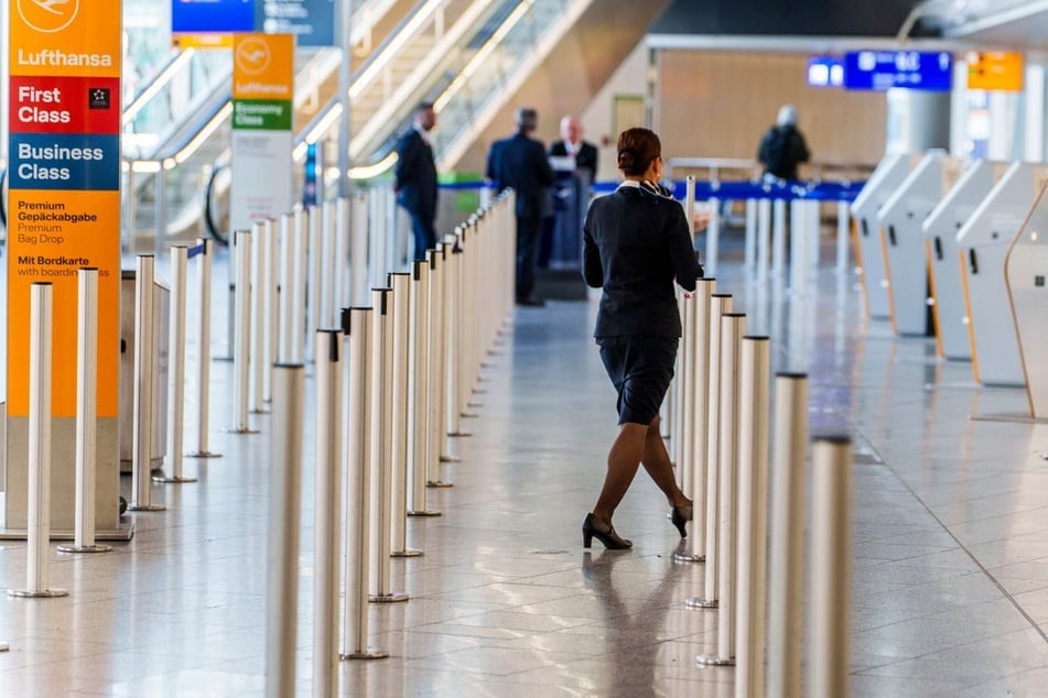 Laut Lufthansa dürfen Mitarbeiterinnen und Mitarbeiter im eigenen Ermessen entscheiden, welche Kleidung von Fluggästen als angemessen gilt. (Archivfoto)