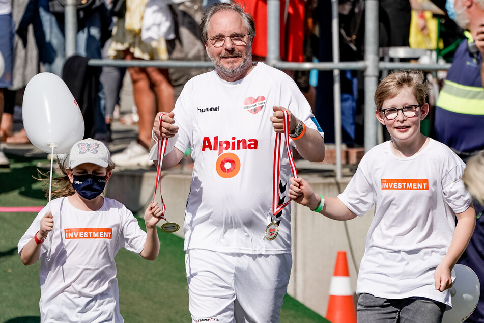 Schauspieler Olli Dittrich (64) läuft ins Stadion ein.