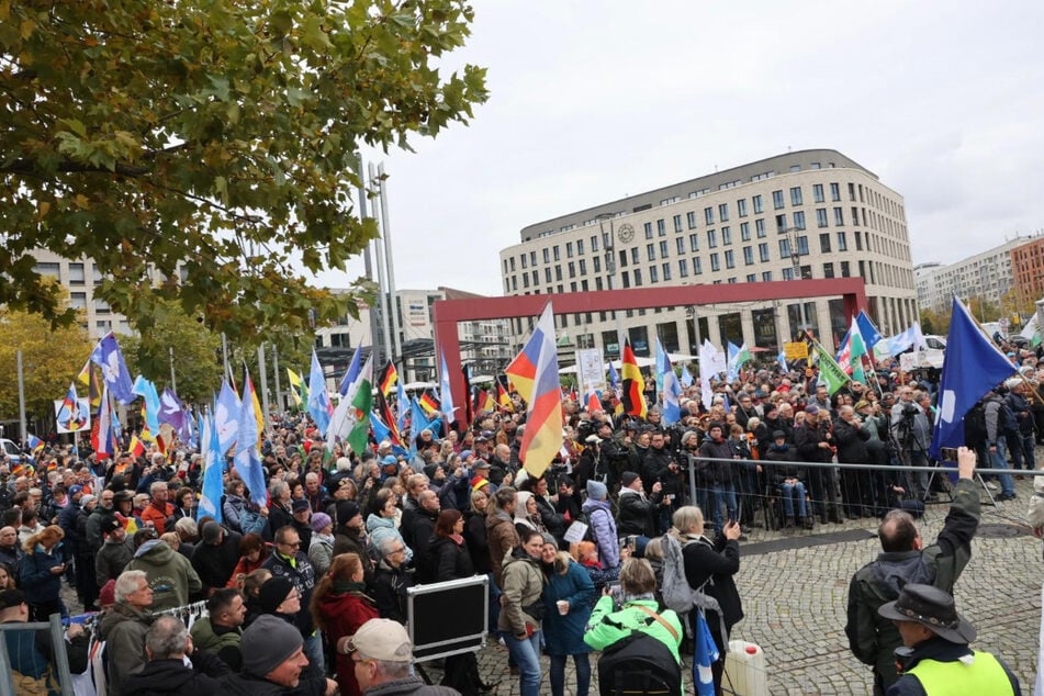 Auf dem Postplatz in Dresden haben sich zahlreiche Menschen versammelt.