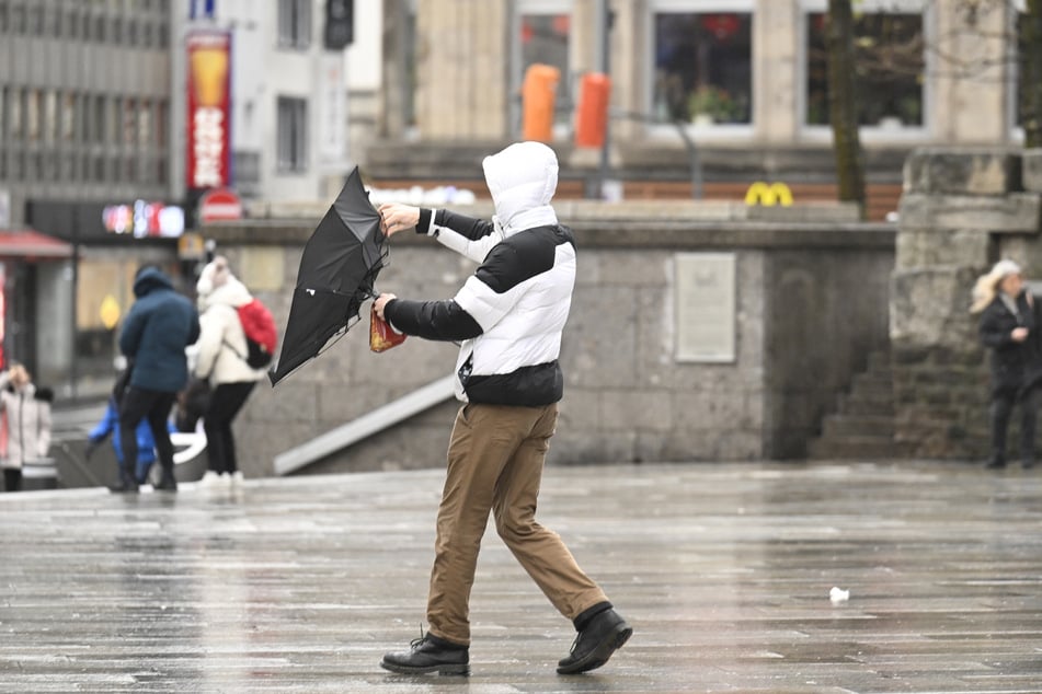 Bei stürmischem Wetter ist auf der Kölner Domplatte Vorsicht geboten - dort weht der Wind bekanntlich besonders stark.