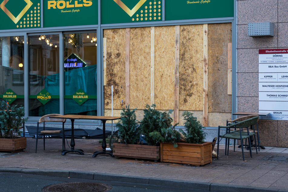 Die zerstörte Fensterfront des Darmstädter Restaurants wurde kurz nach dem Crash mit Holzplanken bedeckt.