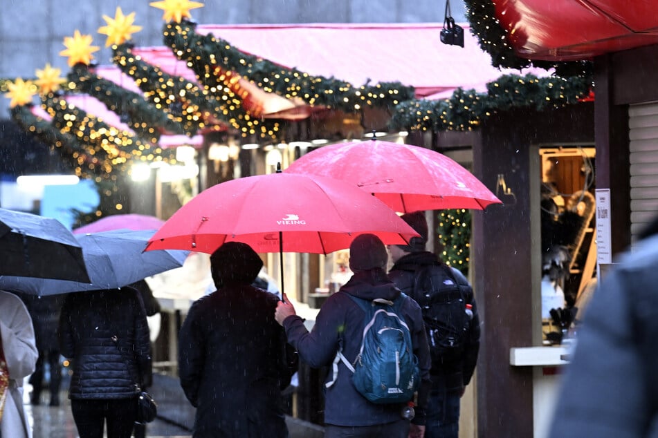 Auch in Köln gibt es - wie hier am Dom-Vorplatz - einige Weihnachtsmärkte.