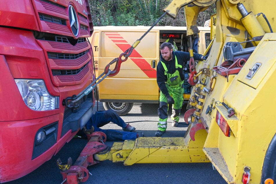 Der nicht mehr fahrbereite Lkw wurde abgeschleppt.