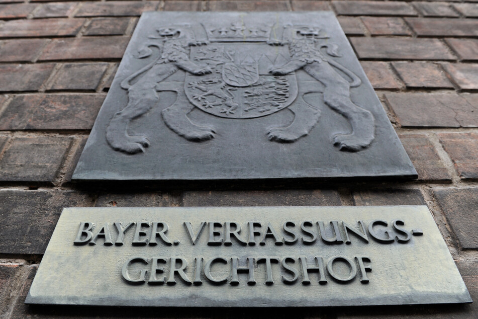 Ein Schild am Eingang des Bayerischen Verfassungsgerichts im Justizpalast.