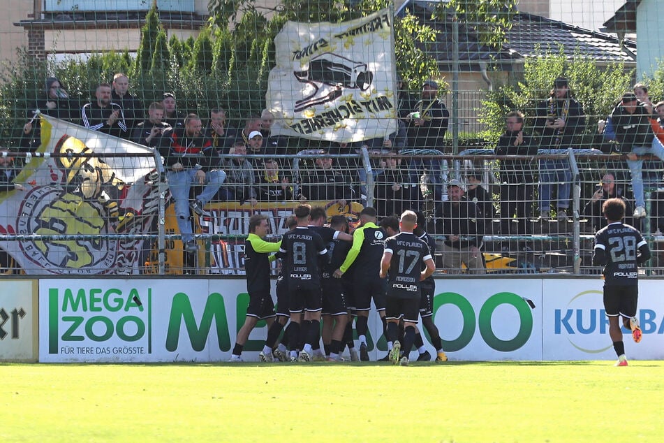 Plauen feiert den Führungstreffer durch Johann Martynets vor dem Gästeblock.