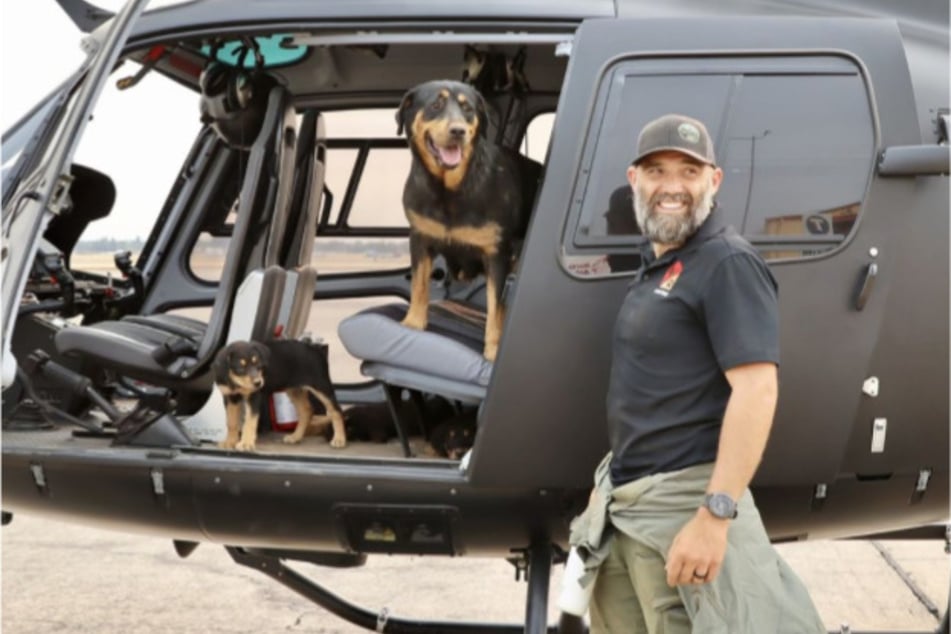 Officer Trevor Skaggs konnte nach mehreren Tagen fünf der sechs Hunde lebend retten, die mit einem Helikopter in Sicherheit gebracht wurden.