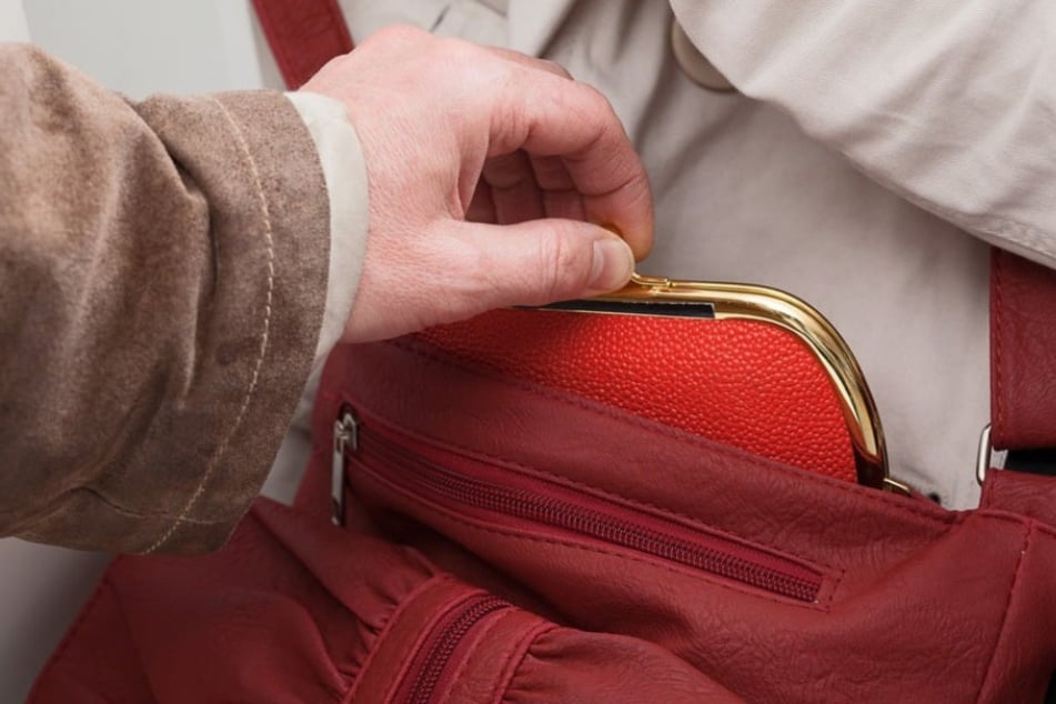 Die Polizei warnt: Tragt Eure Wertsachen möglichst körpernah oder in verschlossenen Innentaschen der Bekleidung. (Symbolbild)