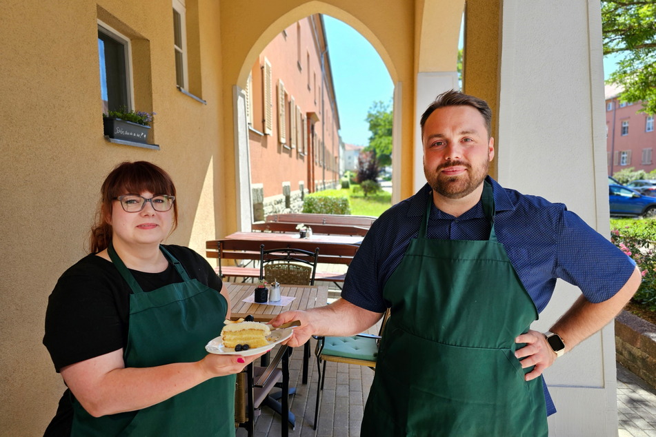 In dieser Woche bieten Franzi (32) und Alex Schaub (34) vom Gartenstadtcafé erstmals Kokostorte an.