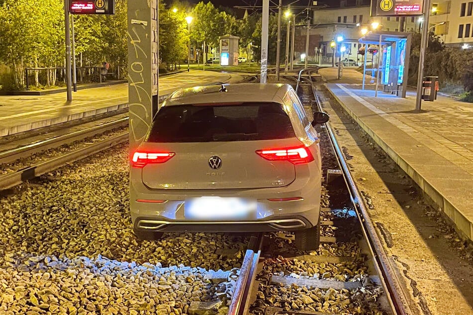 Da ging plötzlich nichts mehr: Der VW steckte im Gleis fest.