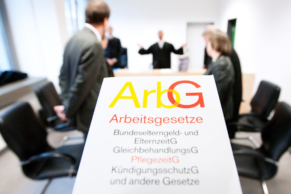 Ein Arbeitsgesetzbuch wird im Arbeitsgericht Osnabrück in die Kamera gehalten. (Archivbild)