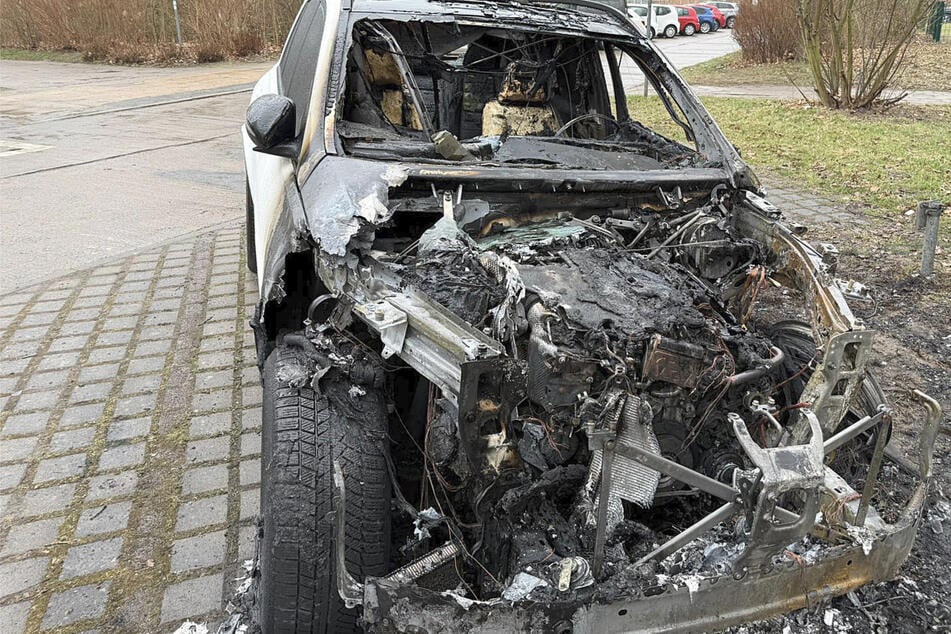 War es Brandstiftung? Seat und Mercedes von nächtlichen Flammen zerstört