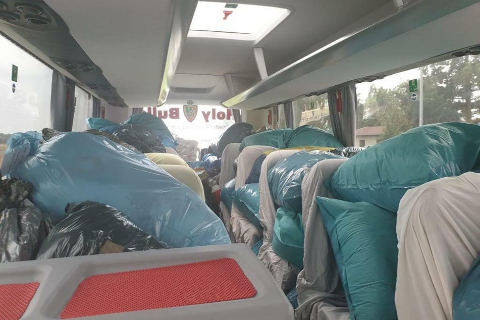 An Bord des Busses häufen sich Dinge des täglichen Bedarfs, Gummistiefel, Nahrung. Alles, was die Menschen vor Ort dringend brauchen.