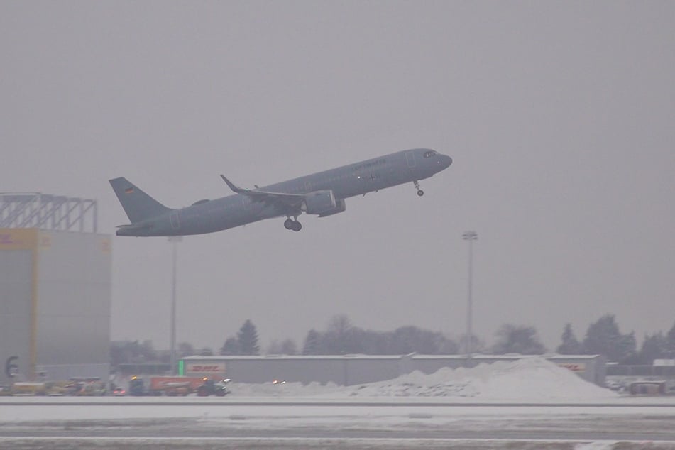 Um 9.27 startet der Airbus der Bundeswehr mit dem Außenminister an Bord schließlich vom Flughafen Leipzig/Halle.