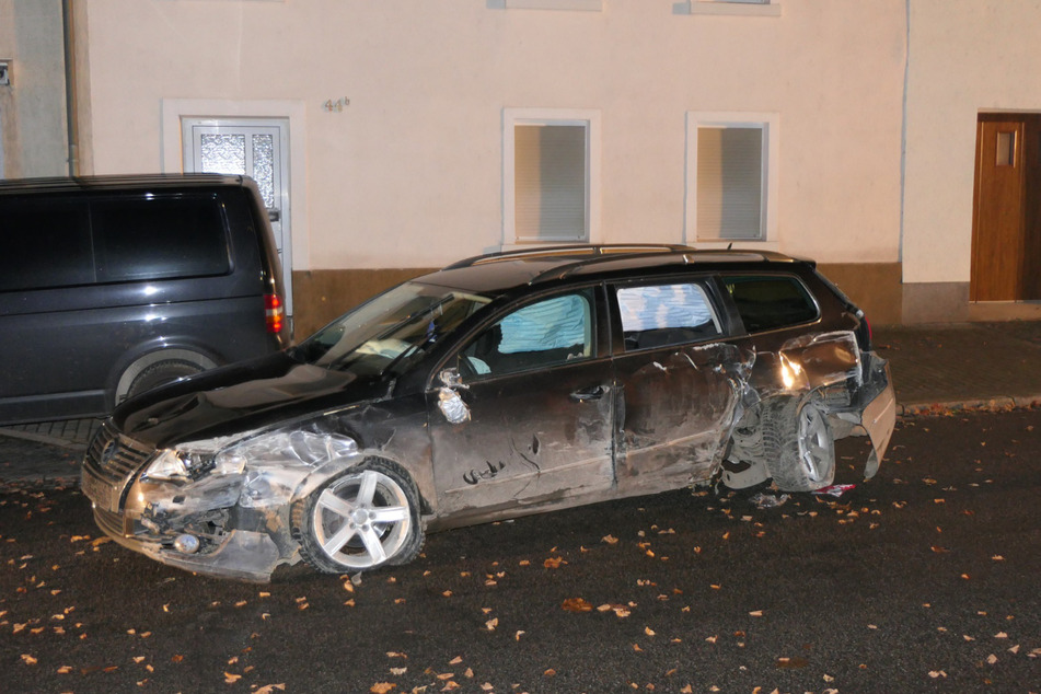 Der Fahrer des VW Passats hat im Grimmaer Ortsteil Nerchau die Kontrolle über den Wagen verloren – wer am Steuer saß, ist allerdings noch unklar.