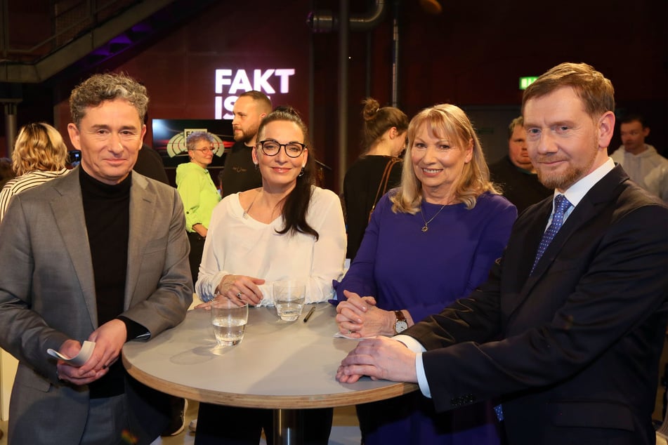 Andreas F. Rook (59, v.l.), MDR-Politikchefin Uta Deckow (54), Sozial- und Gesundheitsministerin Petra Köpping (67, SPD) und Sachsens Ministerpräsident Michael Kretschmer (50, CDU).