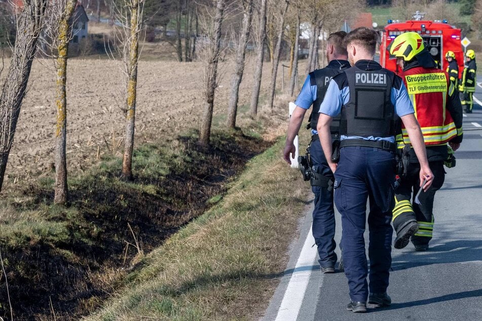 Auch die Polizei schaut sich die Brände vor Ort an.