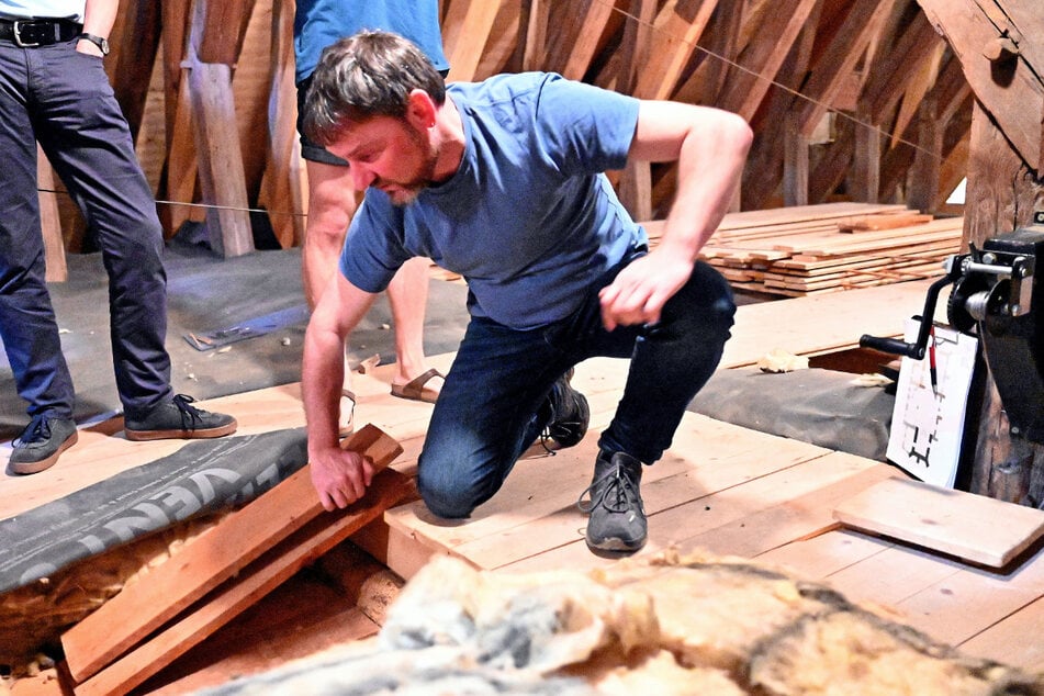 Auf dem Dachboden der Kirche begutachtete Thomas Löther die Dämmung. Vor zehn Jahren wurde die handwerkliche Restauratorenausbildung in Görlitz und Trebsen beendet. Seither fehlte es in Mitteldeutschland an entsprechenden Weiterbildungsangeboten.