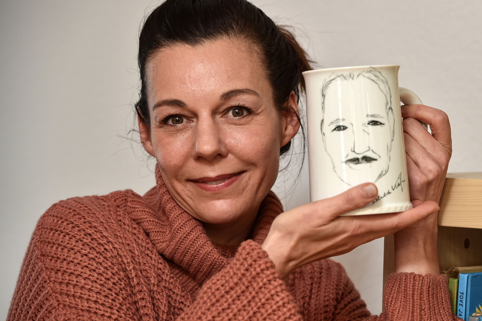 Mirjam Köfer (47) hat für ihren Papa einen Bierkrug mit Konterfei aus Meissener Porzellan brennen lassen.