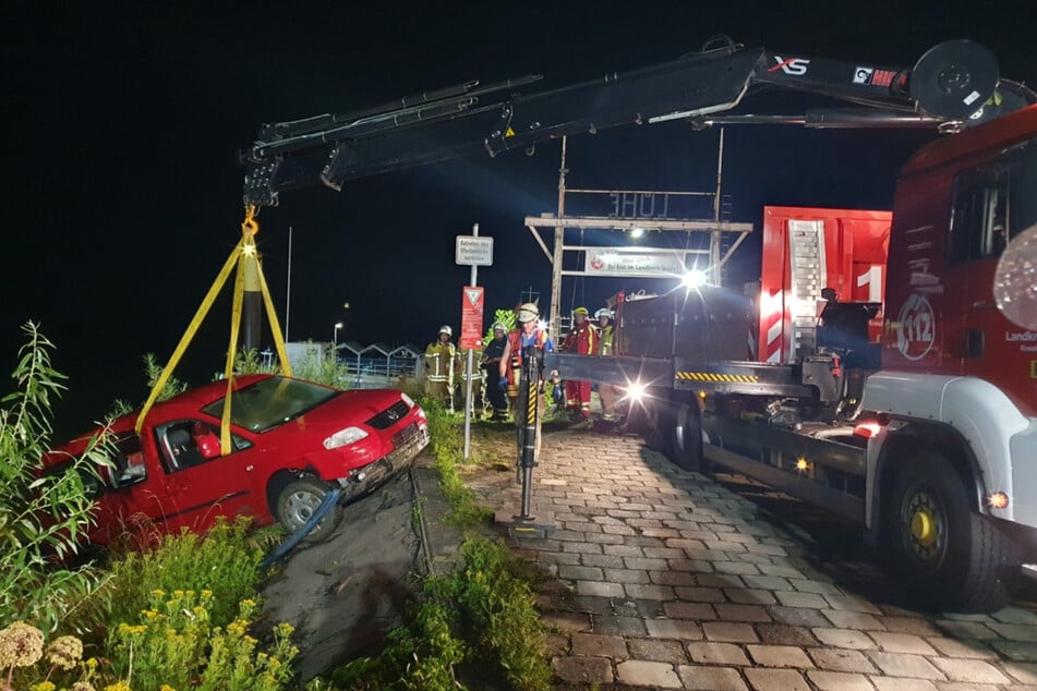 Die Einsatzkräfte zogen den Wagen an Land.