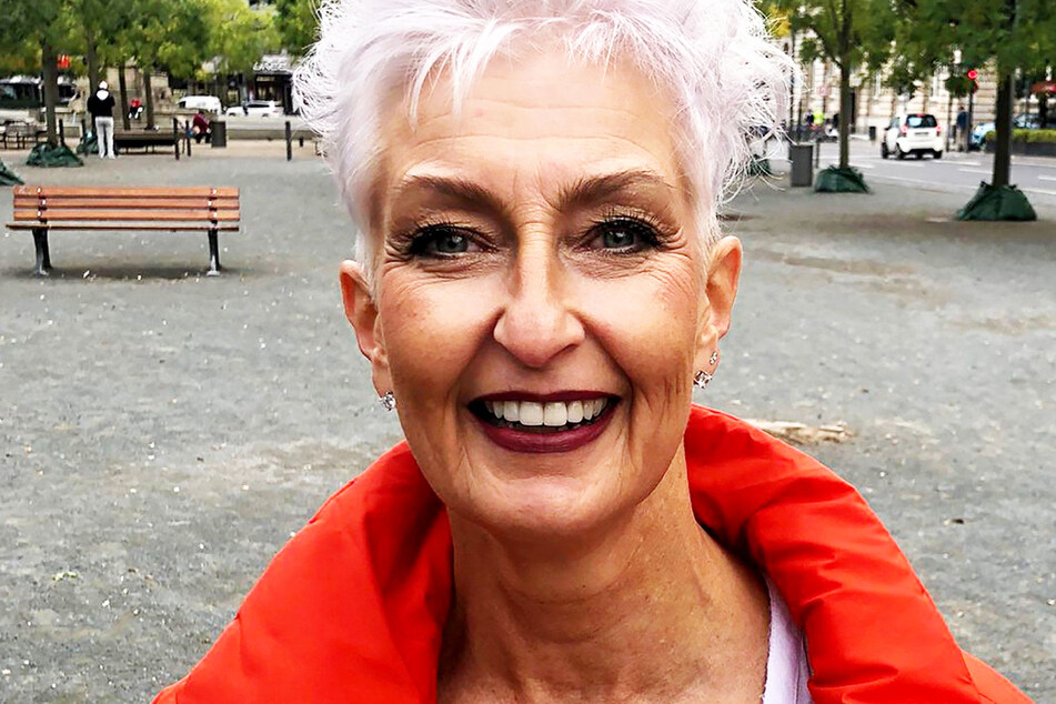 "Shopping Queen"-Kandidatin Dorothea alias "Doro" (54) lächelt nach ihrer Tour durch diverse Läden auf dem Frankfurter Goethe-Platz in die Kamera.