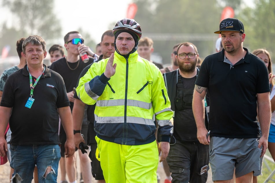 Der wegen seiner systematischen "Jagd" auf Verkehrssünder bundesweit bekannte "Anzeigenhauptmeister" Niclas Matthei (18, M.) machte drei Stunden lang Selfies mit den Simson-Fans.