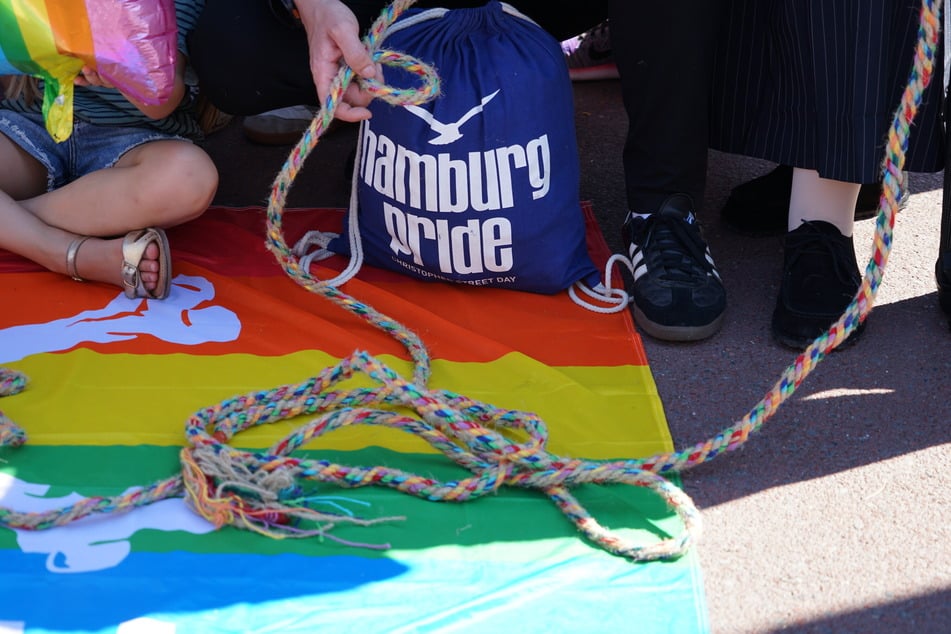 Das Regenbogenseil soll im besten Fall am Samstag bei der CSD-Demo mitfahren.