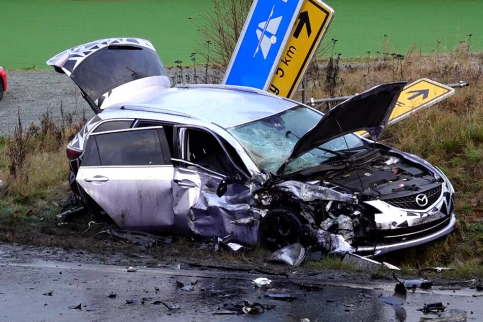 Nach bisherigen Erkenntnissen wurden bei dem Zusammenstoß auf der Verbindungsstraße zwei Personen leicht verletzt.