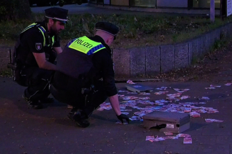 Die Täter verloren auf ihrer Flucht eine Geldkassette mit Zehneuroscheinen. Die Polizei sammelte sie fleißig auf.