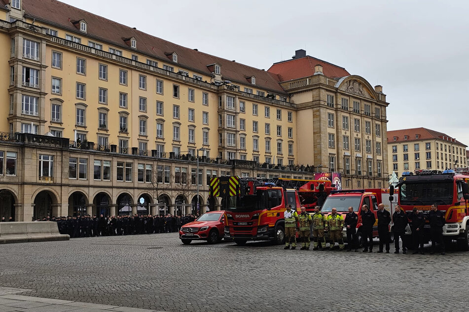 Maximilian Stoppa (†32) war ebenfalls Mitglied der Freiwilligen Feuerwehr Wilsdruff. Die Kameraden erwiesen ihm auf dem Altmarkt die Ehre. Gleichzeitig koordinierten die Einsatzkräfte vom Altmarkt den Trauermarsch.