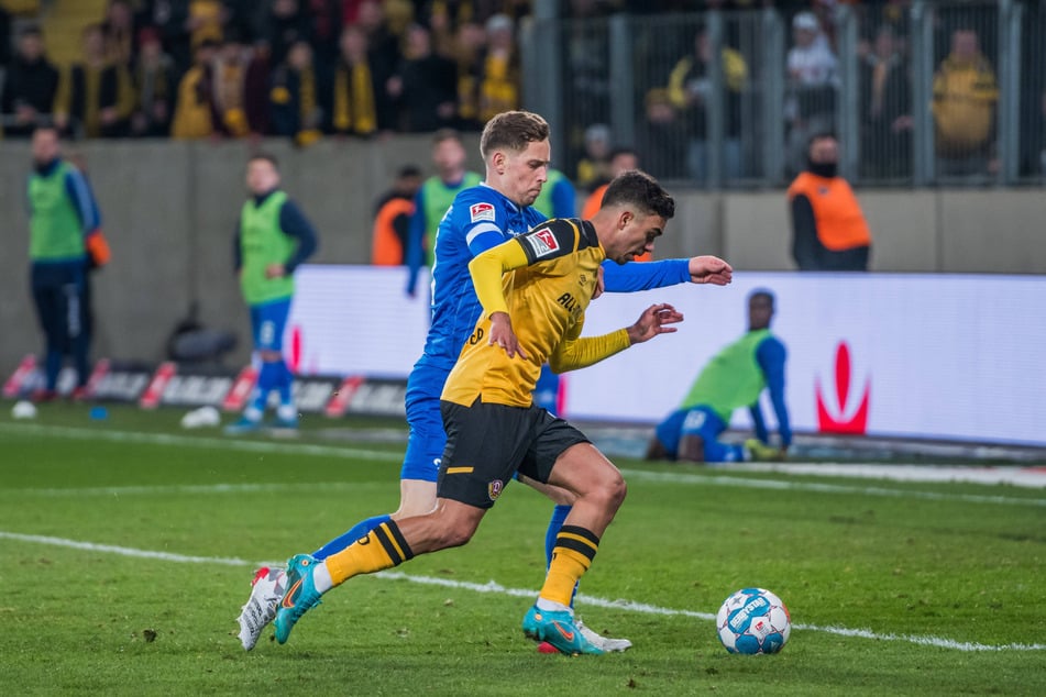 Jannik Müller (l.) im Trikot des SV Darmstadt beim Zweitligaspiel am 26. Februar 2022 in Dresden gegen Oliver Batista Meier (23).